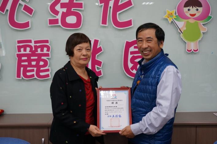 103年第二次志工座談會頒發聘書照片27|