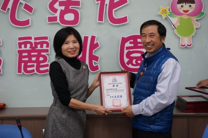 103年第二次志工座談會頒發獎狀照片25|