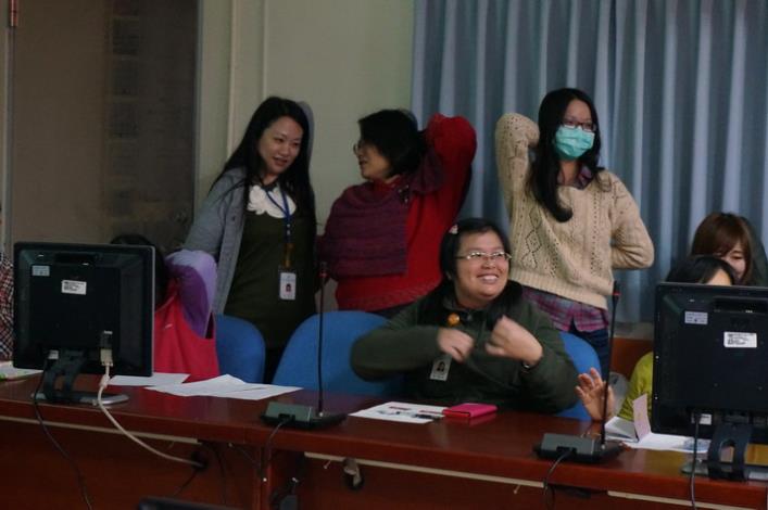 職場舒壓暨食品安全講座上課員工互動照片23|
