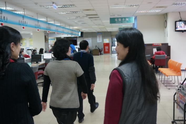 新春團拜三樓多人側拍照