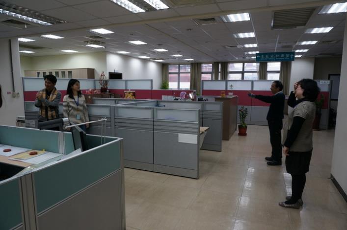 新春團拜二樓多人側拍照