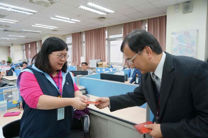 新春團拜(局長蒞臨)兩人頒獎照