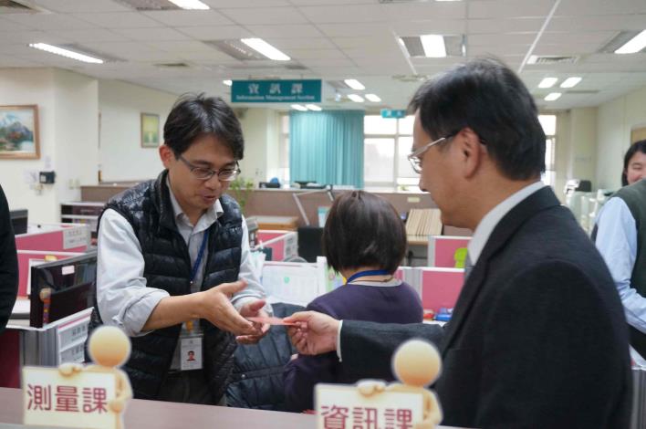 新春團拜(局長蒞臨)兩人照