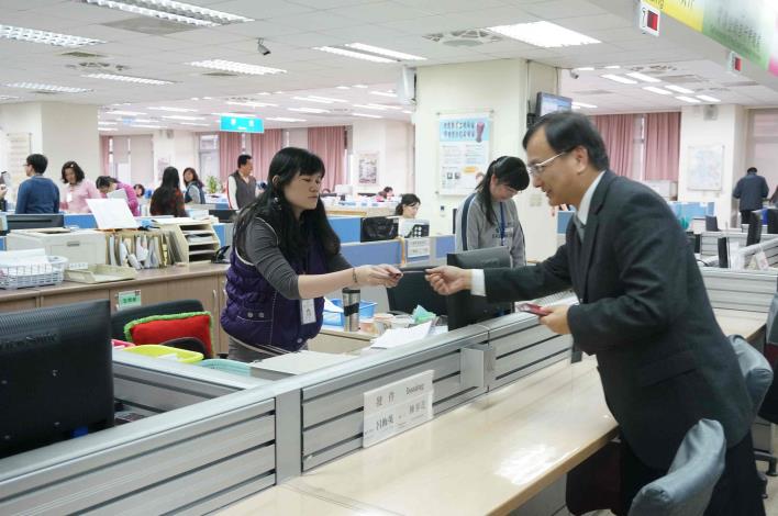 新春團拜(局長蒞臨)兩人側拍照