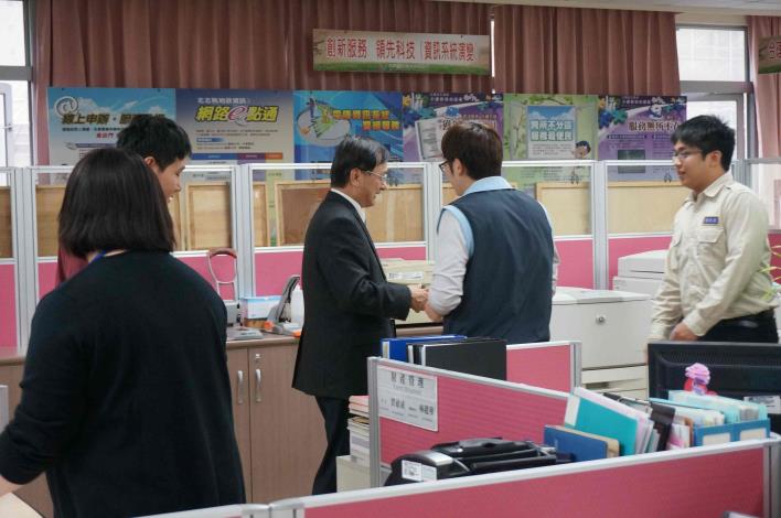 新春團拜(局長蒞臨)局長和主任握手照