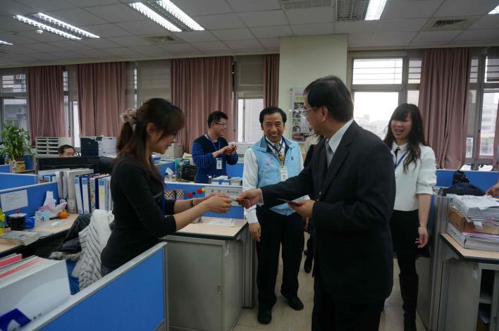 新春團拜(局長蒞臨)多人握手照