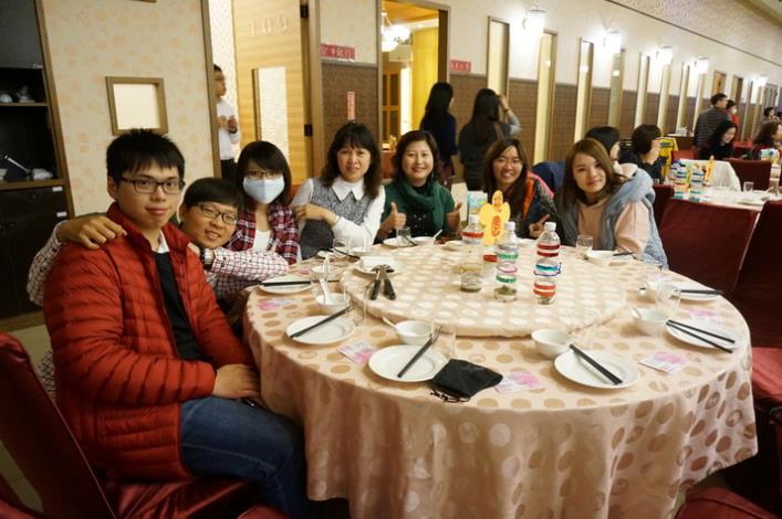 地政春節聯誼餐會多人照