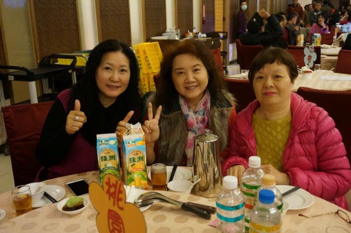 地政春節聯誼餐會三人照