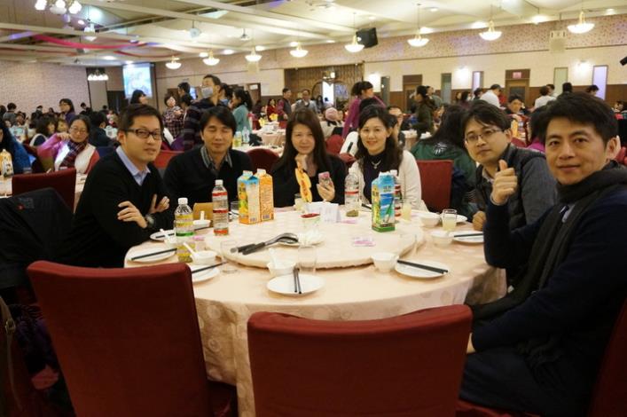 地政春節聯誼餐會多人合照