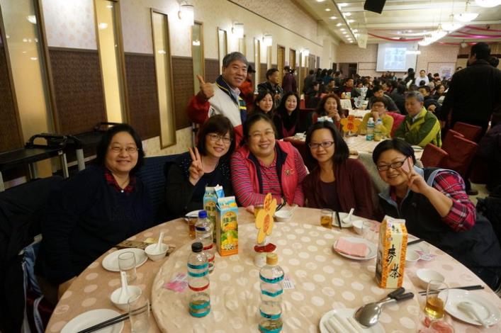 地政春節聯誼餐會六人合照