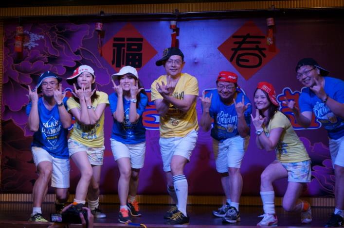地政春節聯誼餐會主管表演照