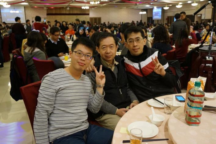 地政春節聯誼餐會三人側合照