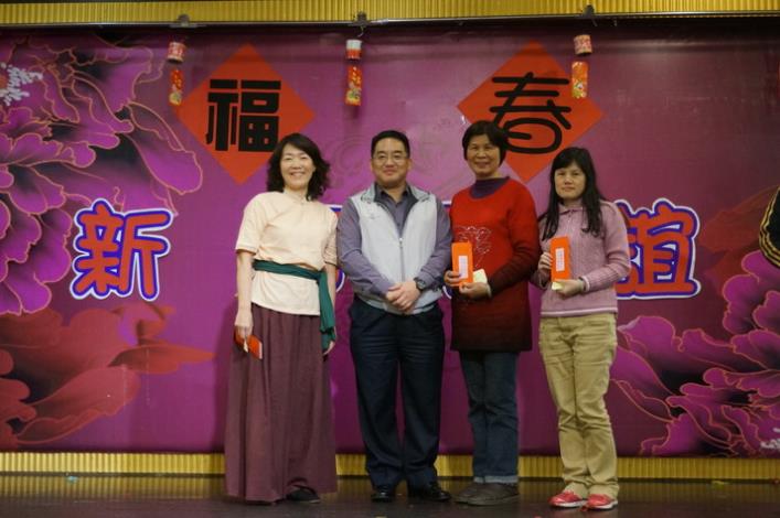 地政春節聯誼餐會四人得獎照