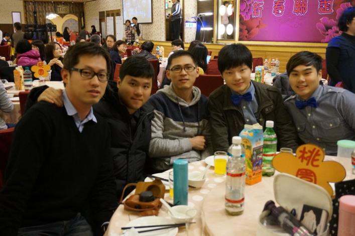 地政春節聯誼餐會五人照
