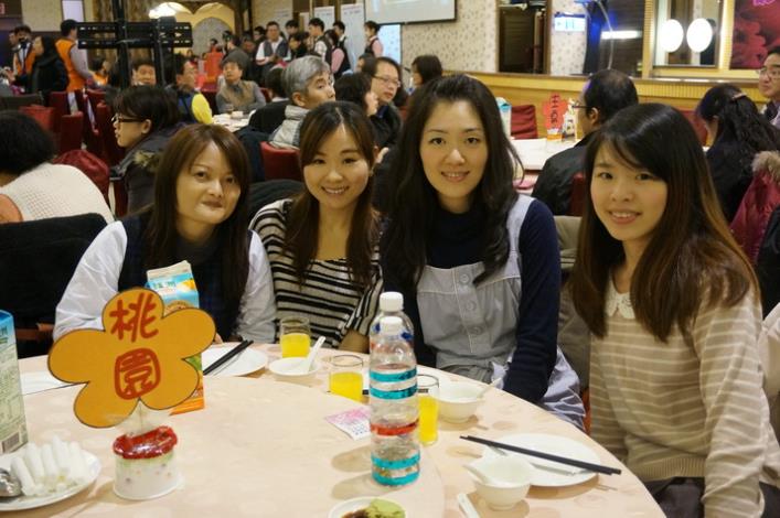 地政春節聯誼餐會四人近合照