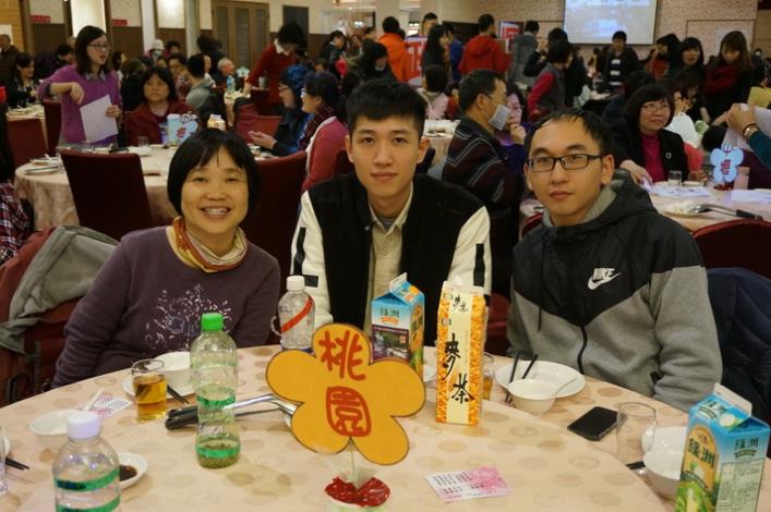 地政春節聯誼餐會三人合照