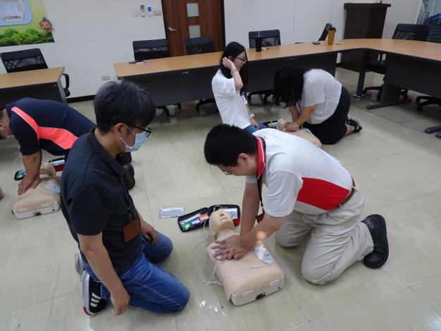 本所同仁實地操作CPR及AED