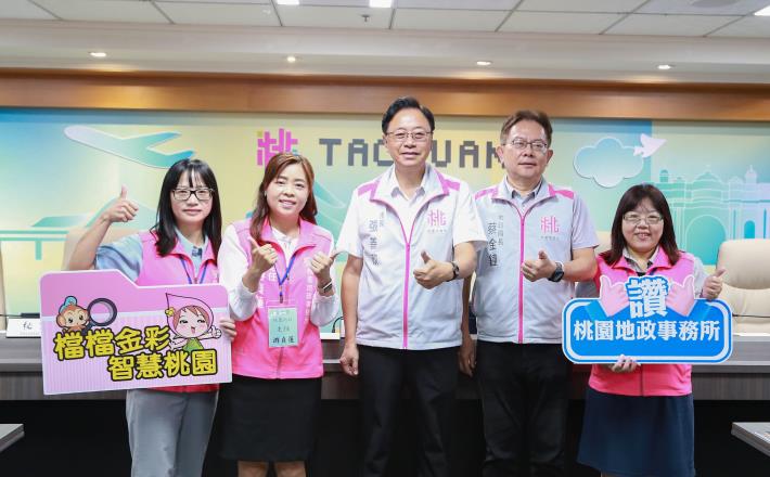 地政局蔡局長、本所游主任、同仁與張市長合影