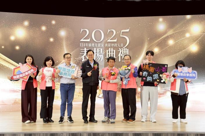 張市長與獲獎同仁合照2