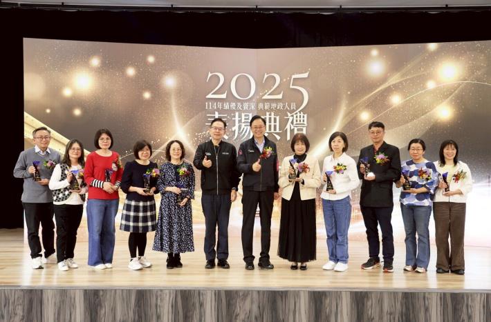 張市長與資深同仁合照