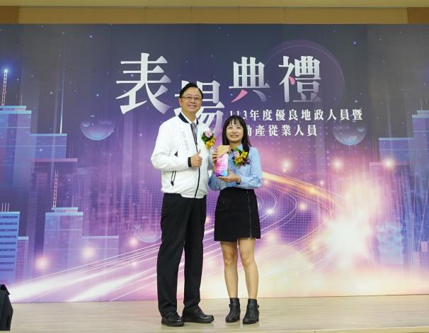 地政績優人員、資深人員頒獎2