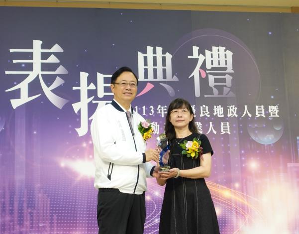 地政績優人員、資深人員頒獎3