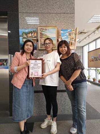 3主任與畫家及作品合影2