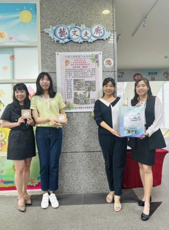 主任與畫家合影1