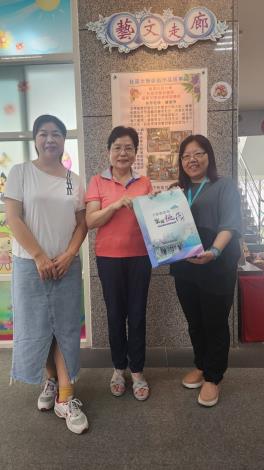 課長、畫家及社區校長合影