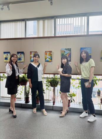 主任與畫家合影2