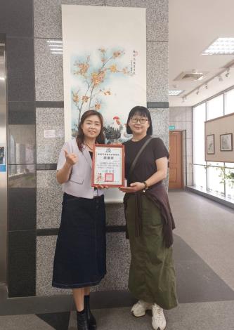 主任頒發感謝狀給老師