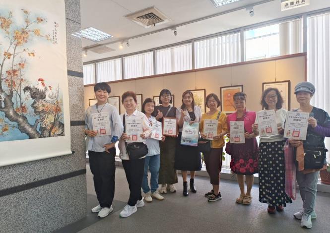 主任與老師學員合照