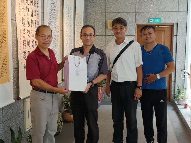 本所陳主任與桃園市政府書法社書法老師合影