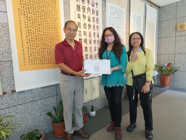 本所行政課吳課長與桃園市政府書法社書法老師合影