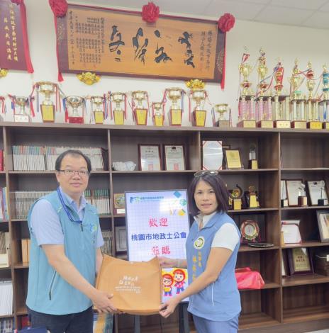 主任致贈宣導品