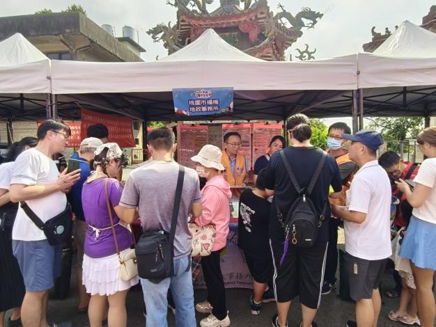 民眾排隊參與宣導活動