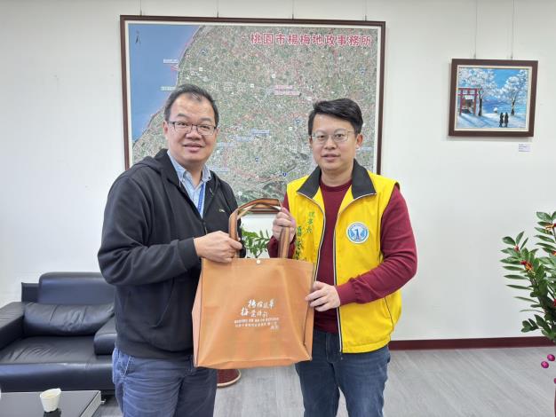 主任致贈宣導品