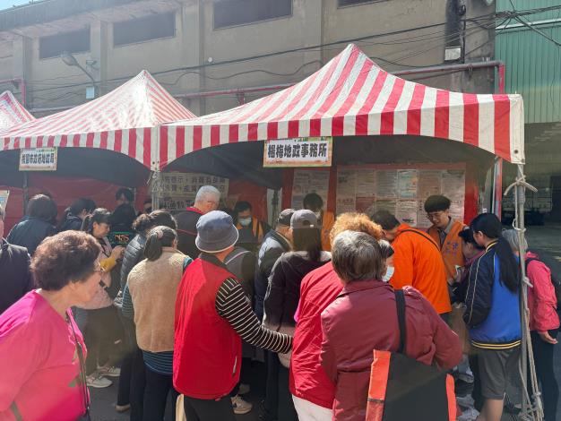 民眾排隊參與宣導活動