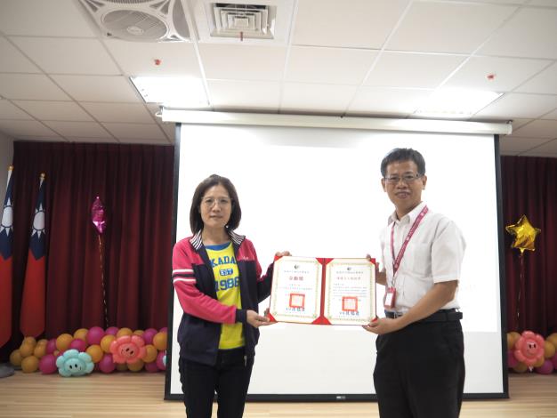 主任頒發績優獎及全勤獎