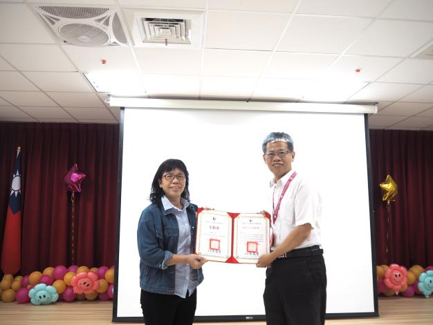 主任頒發績優獎及全勤獎