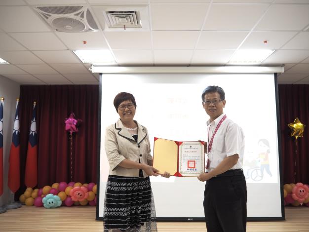 主任頒發績優獎