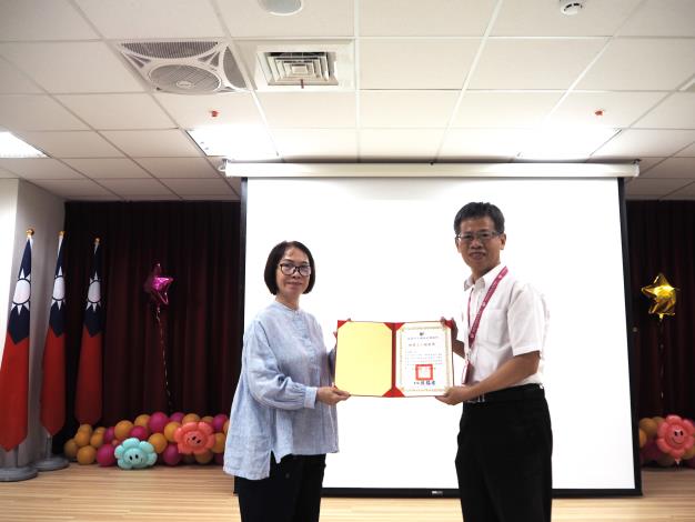 主任頒發績優獎