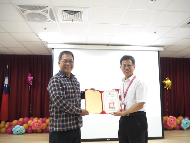 主任頒發績優獎