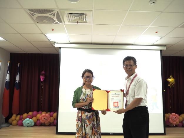 主任頒發績優獎