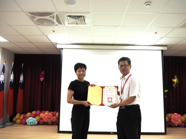 主任頒發績優獎
