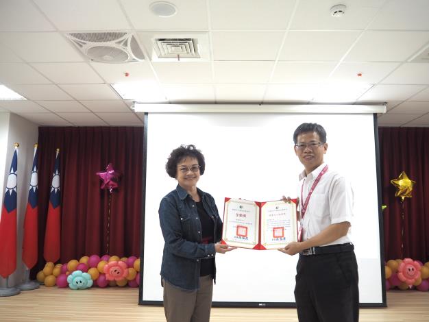 主任頒發績優獎