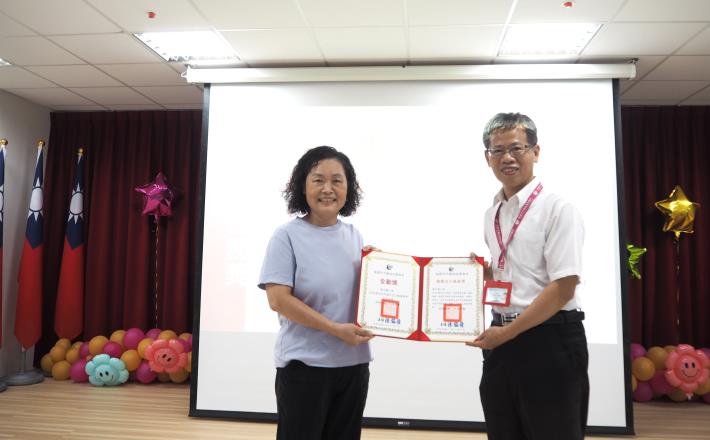 主任頒發績優獎及全勤獎