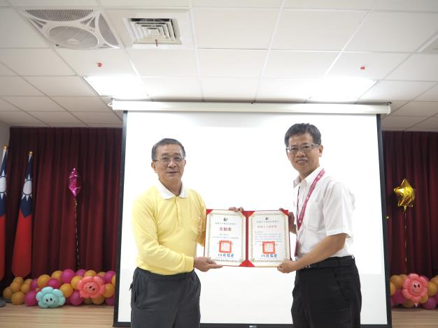 主任頒發績優獎及全勤獎