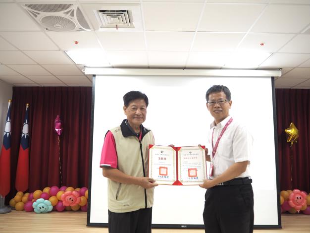 主任頒發績優獎及全勤獎