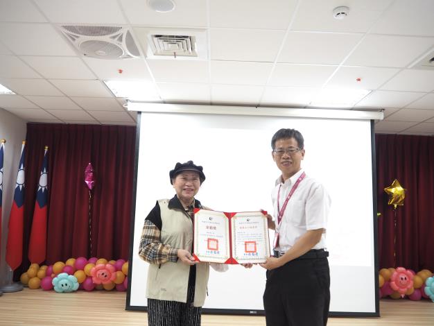 主任頒發績優獎及全勤獎